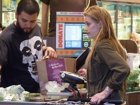 amber heard shopping in natural look without any makeup