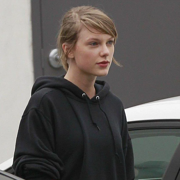 taylor swift in a hoodie