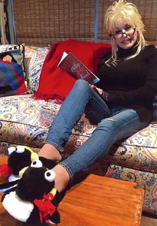 dolly parton reading a book and chilling